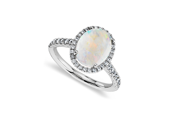 Bague halo de diamants et opale