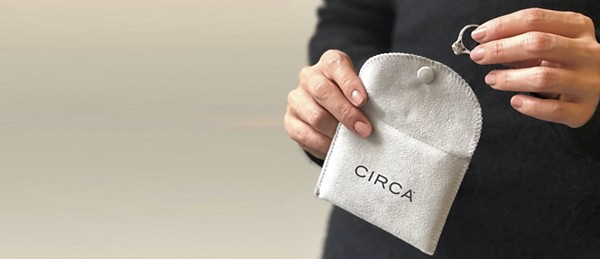 将一枚订婚戒指装入 CIRCA 的袋子中