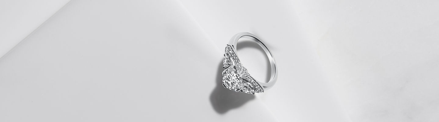 ZAC ZAC POSEN 装饰灵感 14k 白金 订婚戒指采用圆形主钻，配圆形主钻和 2 颗梨形辅石。