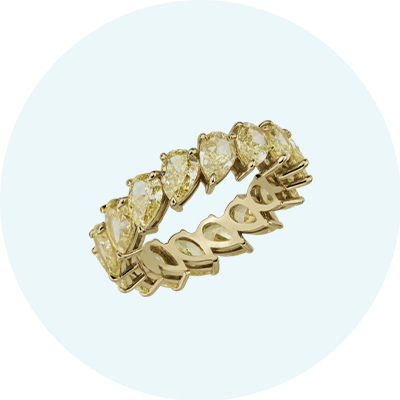 Un anillo de oro amarillo con diamantes