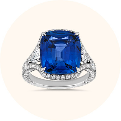 椭圆蓝色蓝宝石与钻石戒指