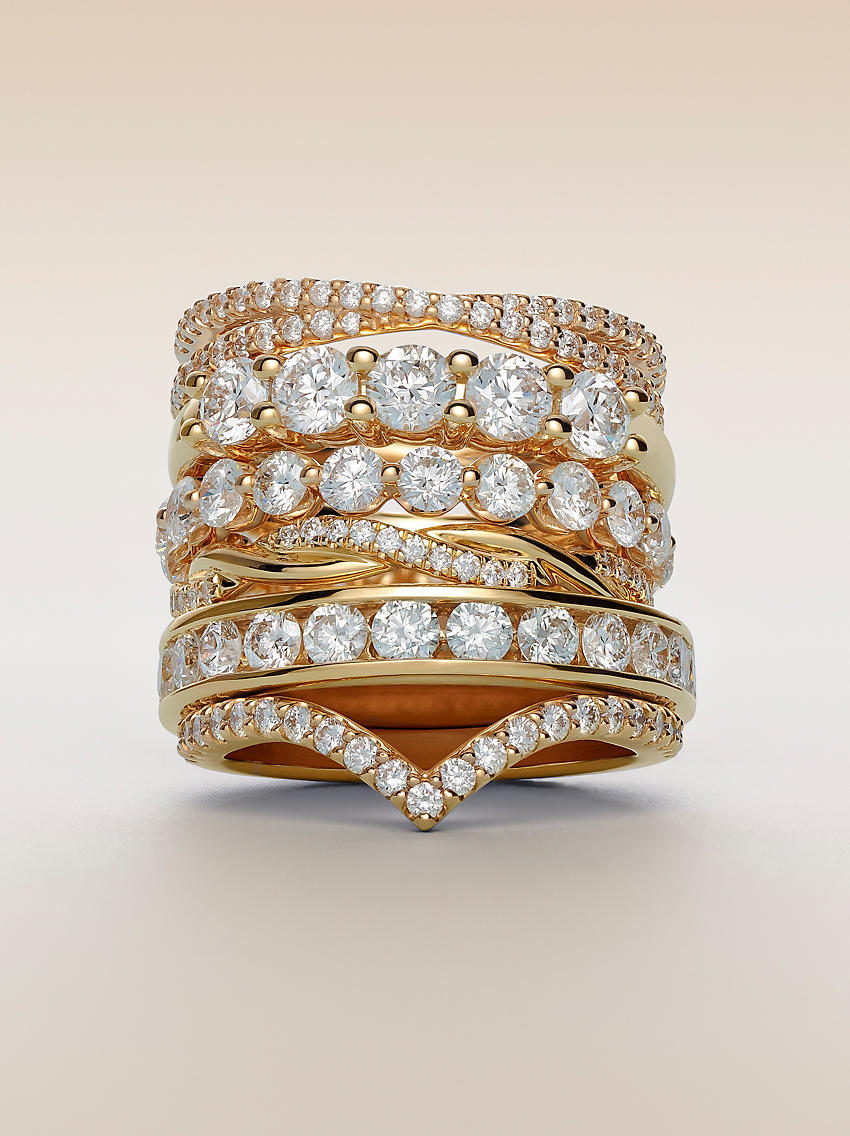 Una pila de anillos de bodas de oro amarillo con diamantes