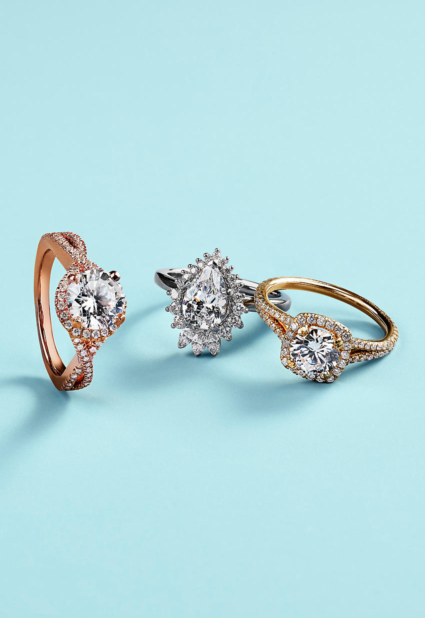 Un trío de anillos de compromiso con halos diferentes