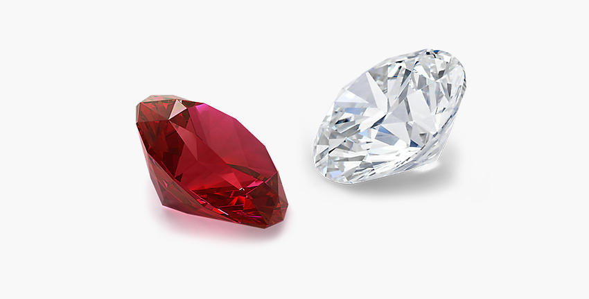 Una gema de rubí suelta orientada hacia la izquierda frente a un diamante suelto orientado hacia la derecha