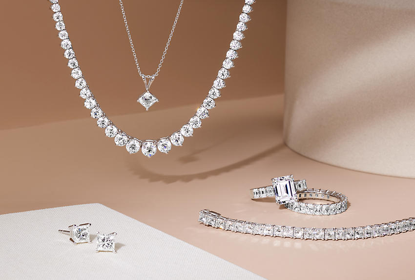 钻石吊坠、网球手链、订婚戒指、永恒戒指、耳钉和项链。