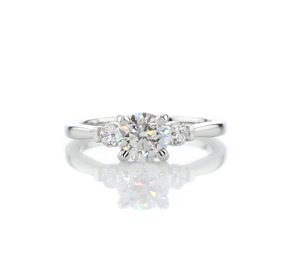 小巧三石钻石铂金订婚戒指