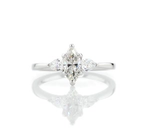 14k 白金梨形輔石鑽石訂婚戒指（1/4 克拉總重量）