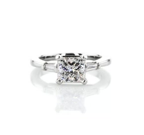 铂金尖顶长方形钻石订婚戒指