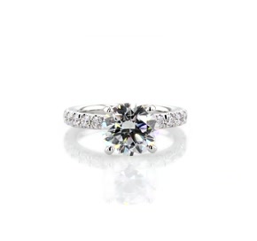 鉑金扇貝形密釘鑽石訂婚戒指（3/8 克拉總重量）
