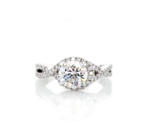 鉑金扭紋光環鑽石訂婚戒指（1/3 克拉總重量）