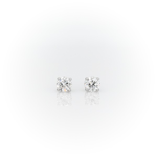 Puces d’oreilles en platine et diamant sertissure à quatre griffes (0,46 carats, poids total)