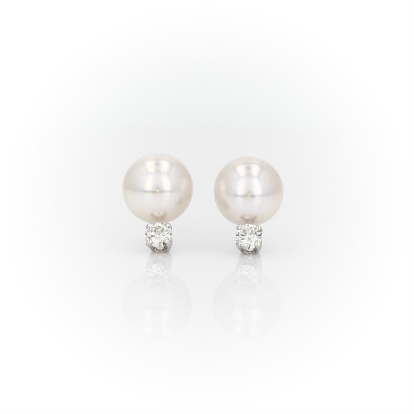 Aretes clásicos con perlas cultivadas de Akoya y diamantes en oro blanco de 18k (7,0-7,5 mm)