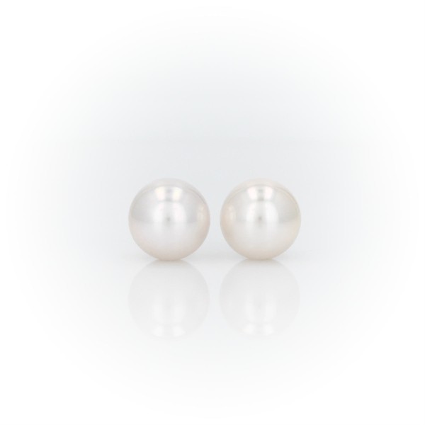 Aretes clásicos de perla cultivada de Akoya en oro blanco de 18 k (8,0-8,5 mm)