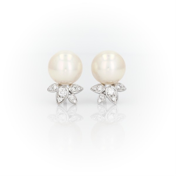 Aretes de perlas cultivadas de agua dulce y detalle de diamantes con forma de hoja en oro blanco de 14 k (8-8,5 mm)